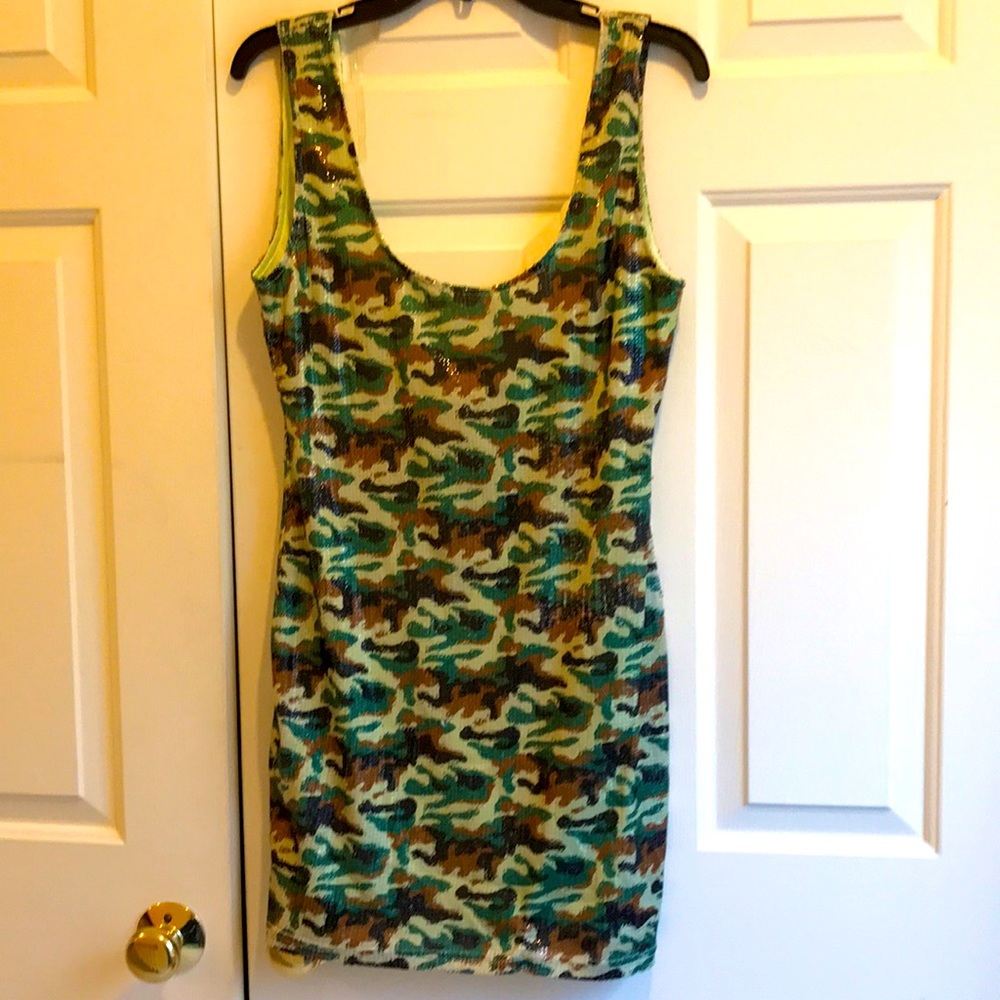 New sequin scoop neck camouflage print Caribbean queen size large